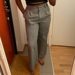 H&M grå palazzo kostym byxor storlek EU38  - H&M grå kostym byxor storlek M, EU38,UK10