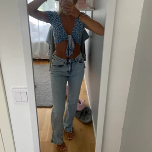 Jeans - ⚠️TTXYK EJ PÅ KÖP DIREKT⚠️ Ljusblå byxor med slits som e jättefina men kommer ej till användning 