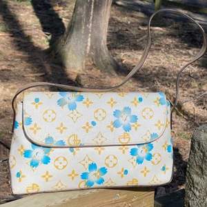 Grymt Snygg Handväska  - ‼️Intressekoll‼️ Grymt snygg handväska, sparsamt använd, så är så gott som ny fortfarande. Har du frågor så fråga på. ❌OBS❌ Säljs ej för 1 kr.