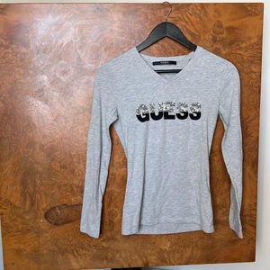 Guess tröja! - Guess tröja knappt använd!