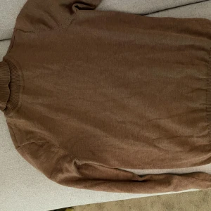 Polo tröja - Aldrig använd brun polotröja från märket Saint Tropez. Storlek S