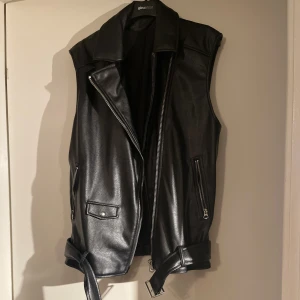 Skinnväst  - Säljer denna fina skinnvästen. Använd ett par gånger. Storlek: M 