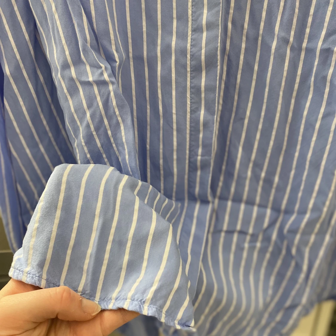 Vitrandig blå blus  - 90