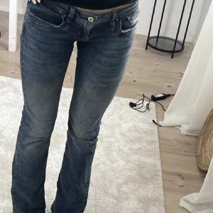 Snygga jeans från ltb. Säljer för 400, nypris 700 på zalando. Skriv för fler bilder. Storlek 24x30. Inga defekter.