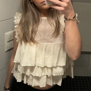 Zara topp - Säljer denna fina spets topp ifrån Zara, aldrig använd!