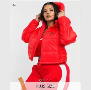 Puma Jacka - Säljer min Puma jacka som jag köpte för 3 år sedan. Storlek XXL men känns som en L/XL. Använder inte den längre då den inte passar mig.  Nypris 832kr. Köparen står för frakten.