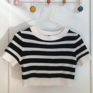 Stickad topp - Säljer denna superfina stickade toppen från H&M!😚 Nypris: 150 kr. Kom privat för fler frågor eller Bilder❤️