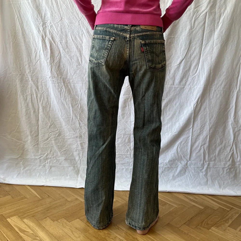 Ovanlig tvätt på ett par Levis-jeans. Lite brun-blå i nyansen. . Jeans & Byxor.