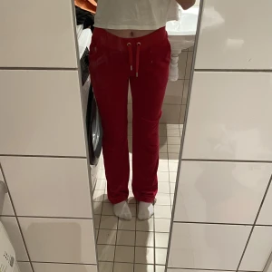 Röda Juicy - Säljer mina röda juicy då de int rör min färg. De är använda 2 ggr (Max), kan tänka mig byte mot andra kläder eleör en annan färg!!💕💕 920kr +frakt 