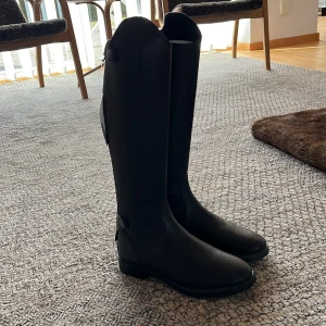 Ridstövlar  - Jag säljer ett par ridstövlar som jag aldrig har använt. Dom är helt nya och det är inga skador på dom. Storlek: 38  Nypris: 699 kr  Pris: 450 kr