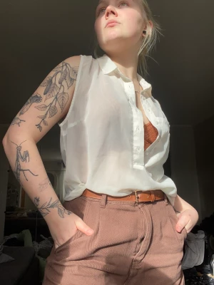 Vit skjorta - En halvlång vit flowig t-shirt skjorta.  Sällan använd och supersnygg.  Lite seetrough men de är bara snyggt.  Hel och ren, väldigt luftig och perfekt till sommaren! Är i storlek S men jag som ofta är 38/M funkar den finfint på!