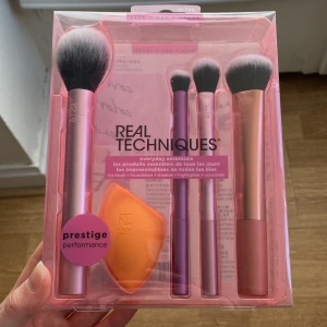 Real techniques sminkborstar set  - Helt nytt kit med borstar och sponge från Real Techniques. Säljer pga fick i present men har redan detta kitet och älskar det! 