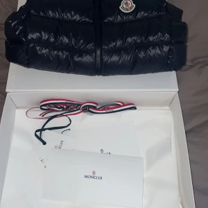 Moncler väst - Säljer moncler väst. Köpt för ca 3400 och slutsåld på monclers hemsida i den storleken. Använd två gånger. Köparen står för frakten.
