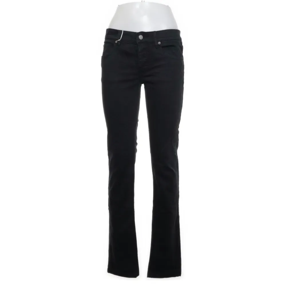 Snygga, svarta, lågmidjade jeans med tuffa detaljer. Jeans & Byxor.