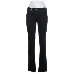 Snygga, svarta, lågmidjade jeans med tuffa detaljer