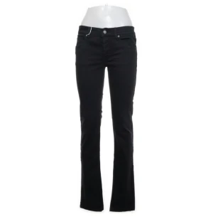 Svarta jeans - Snygga, svarta, lågmidjade jeans med tuffa detaljer