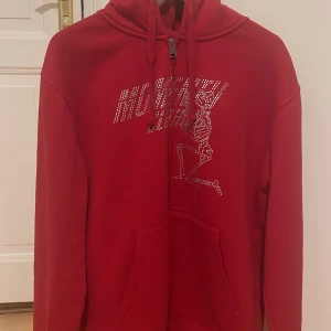 Momentu clothing  - En hel oandvänd röd kofta, som jag köpte på momentu clothing. Storlek L. Pris 300kr.💓