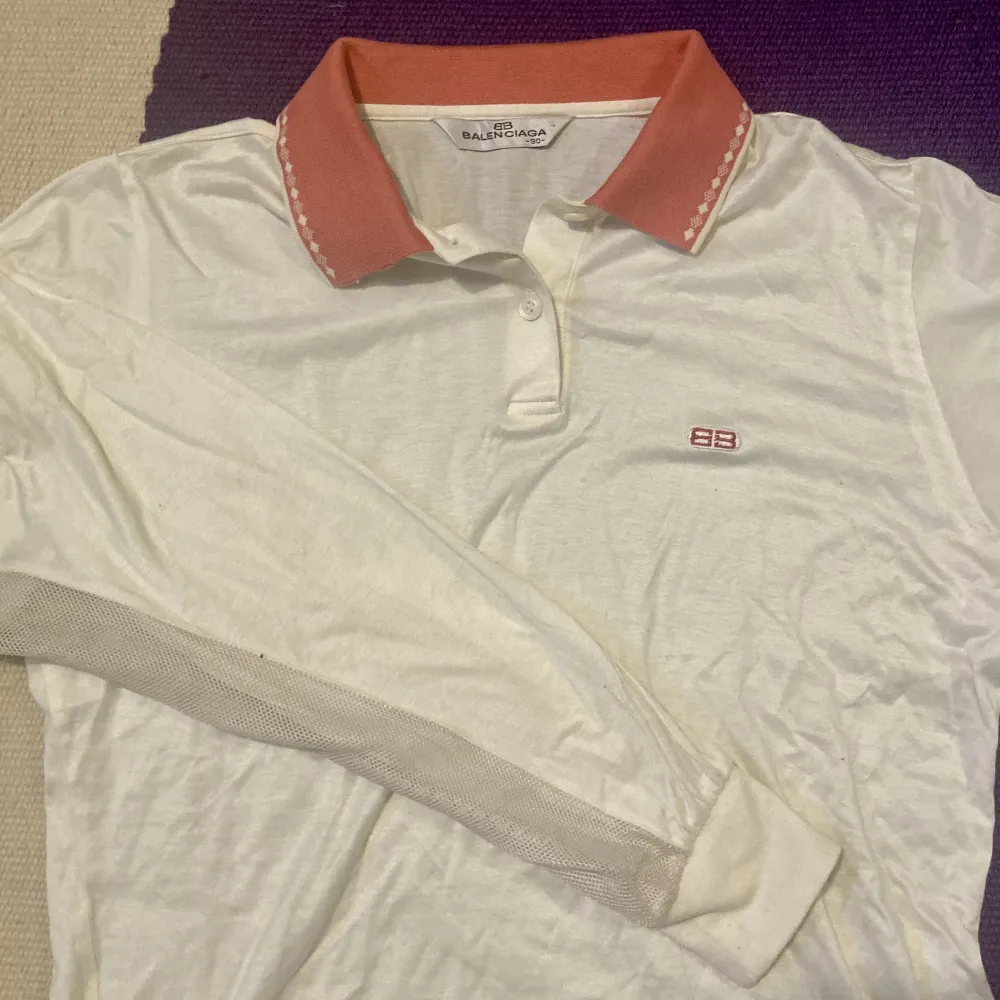 Snygg vintage balenciaga skjorta med en fet look och cool design för ventilering. Storleken är 90 som ska vara small men sitter mer som en liten xs. Köpt secondhand utan defekter :)! Bara att kontakta ifall du har frågor. Skjortor.