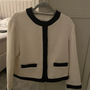 Tunn jacka säljes - Säljer min tunna jacka från H&M  Använd vid ett tillfälle