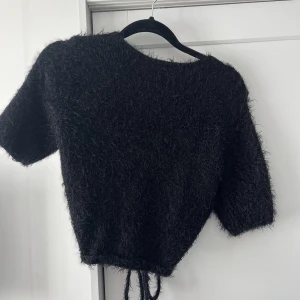 Hanna schönberg topp - Topp med öppen rygg från Hanna Schönbergs kollektion ifrån NA-KD. Storlek S