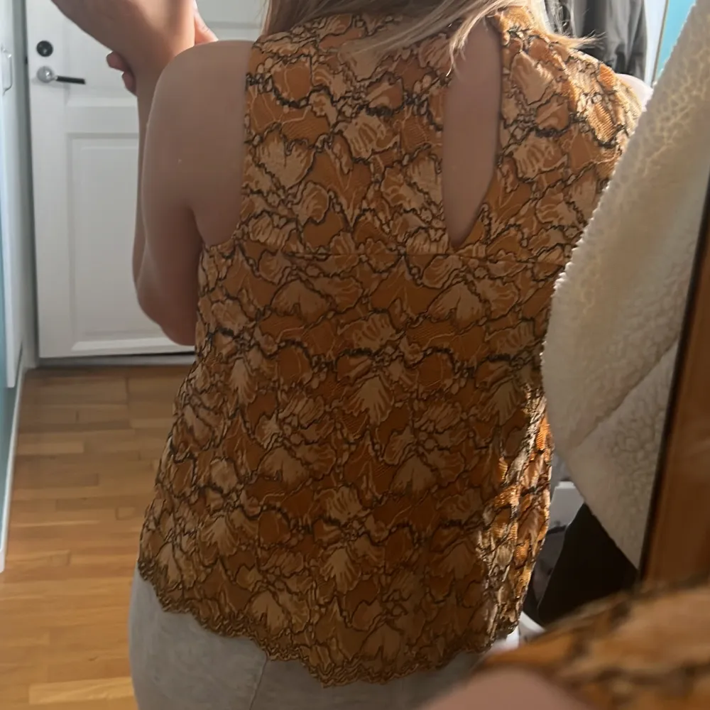 Så fin och unik topp från Carin Wester med jättefint mänster och färg💕 Funkar både med och utan bh under. Yläosat.