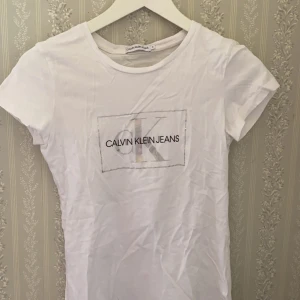 Calvin Klein t-shirt - Säljer då den va för liten för mig, st 16, som en xs 