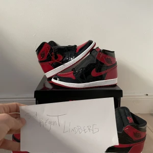 Air Jordan 1 OG ”bred patent” - Jag säljer två par helt nya air jordan 1 Retro high OG ”bred patent” i storlek 44eu/10us. 3000 kr för ett par. (Pris kan diskuteras) Jag kan mötas upp i Stockholms innerstad och frakta (köparen står för frakten).  Mvh Sid!