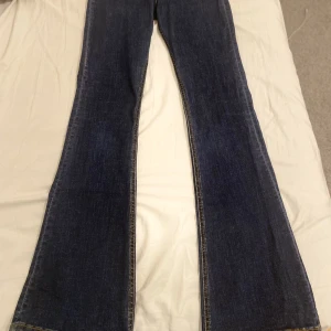 Botcut jeans - Köpta från zara för 400kr.  marinblå, är sköna och sitter fint på kroppen😍. High waisted. Väldigt vackra. 
