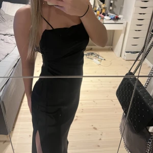 Klänning - Svart siden klänning med slit på vänster ben! 💕💕