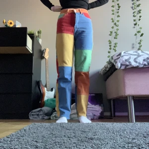 High waisted Jenas  - High waisted jeans i bra skick! Färgglad! Är från Shein. Säljer pga att jag inte använder dem längre
