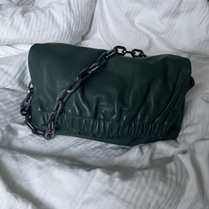 Zadig Rockyssime bag - Säljer nu min superfina Zadig väska som jag verkligen har haft stor nytta av då den är så rymlig. Jag köpte den ny på NK. Har även kvar prislapparna separat och dustbag. Originalpris: 5200kr. Pris går att diskuteras, Gratis frakt!❤️