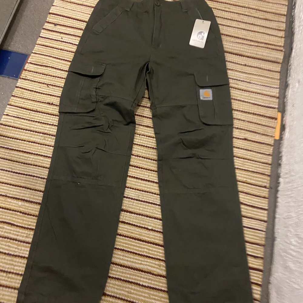 Tja! Säljer ett par carhartt byxor! Har aldrig använt dem! Pris 550 kr men kan tänka mig att gå ner med ett rimligt pris. Passar både tjej och kille frakten står du för.. Jeans & Byxor.