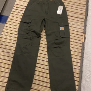 Carhartt byxoe - Tja! Säljer ett par carhartt byxor! Har aldrig använt dem! Pris 550 kr men kan tänka mig att gå ner med ett rimligt pris. Passar både tjej och kille frakten står du för.