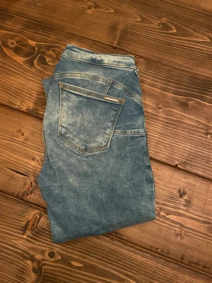 Jeans - Säljer ett par jeans från mango då de ej kommit till användning mer än en gång.