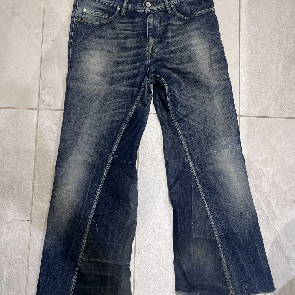 Snygga flared jeans. Köptes här på plick men säljer på grund av att de inte passade mig. Pris går att diskutera. Jeans & Byxor.