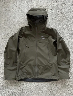 Arcteryx herr jacka  - Seen on your favorite rappers (Lil Uzi Vert & Lil Yachty) Super rare colorway - Sold out everywhere Worn less than 3x. in perfect condition The fitting is perfect, and adjustable if needed. Fits anyone wearing S or M! Perfect for skiing, hiking, daily.