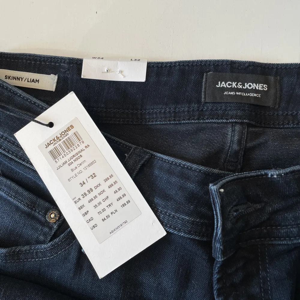 Skinny jeans från jack&jones köpta för 500kr. Helt oanvända och i perfekt skick. Det går att skickas eller mötas upp :). Jeans & Byxor.