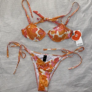 Blommig bikini - Supersnygg, sexig bikini från Cider shop. Perfekt till sommaren. Nederdelen passade mig som är strl S perfekt, men toppen var precis för liten. Underdelen är endast provad med trosor. Väldigt stretchig. Prislapp kvar.