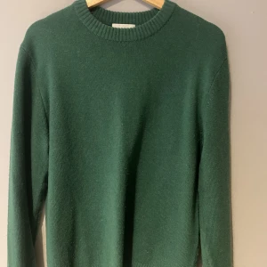 Stickad tröja - Säljer nu denna stickade tröja då den är för stor på mig. Nypris: 799.  Mitt pris: 399