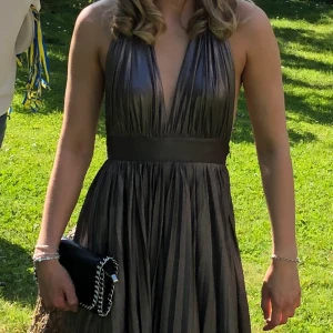 Balklänning  - Säljer denna klänning, använd endast en gång på min bal så är i jättebra skick! Nypris 1599 kr, skriv för fler bilder! pris kan sänkas vid snabb affär! 