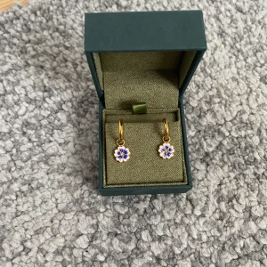 Blom örhängem - Söta guldiga örhängen med blommor på. Köpta i Malaga!