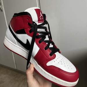 Air jordan 1 mid GS chicago köpta oktober 2020 då de nyss hade kommit ut. De har knappt blivit använda och endast stått, därav nästintill perfekt skick. Finns små creases pga lädret, hör av er vid fler bilder/frågor, de är äkta såklart, köpta på kickgame🫶🏼