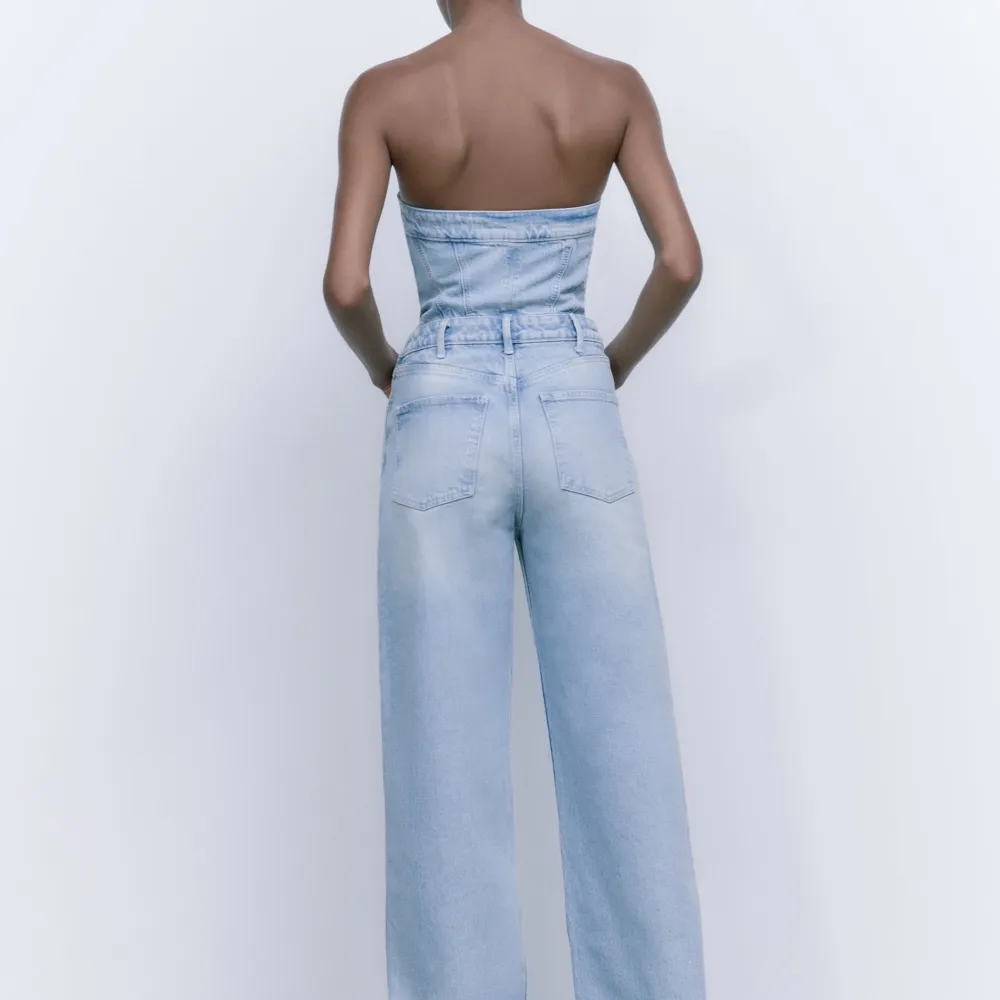 Ny denim jumpsuit från Zara, 699 kr, säljes för 400 + frakt. Säljes då den är för liten på mig i bysten. Storlek XS. Jeans & Byxor.