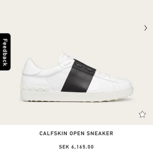 Valentino Open Sneaker - Säljer mina valentinos då jag köpt nya i en annan färg och vill bli av med dem. Startar budgivningen på halva priset. Bra skick skulle jag säga men använda en sommar
