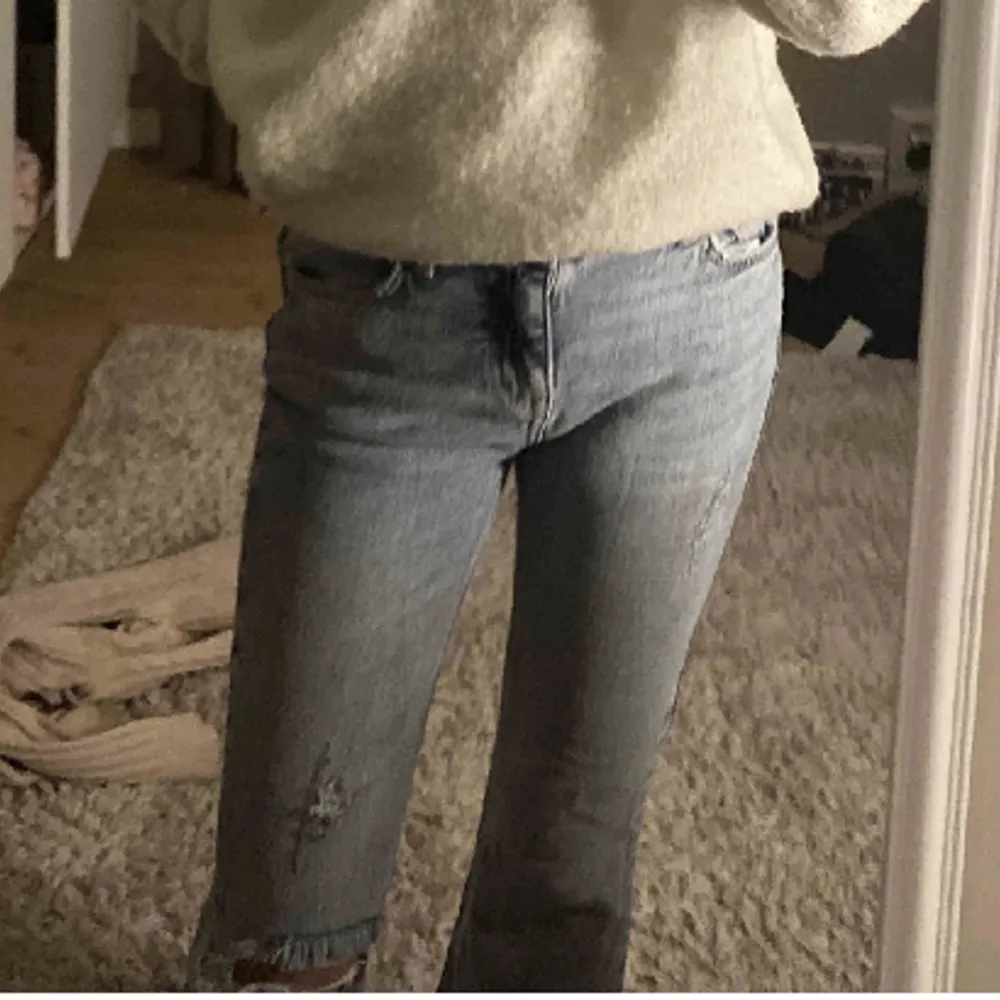 Säljer dessa fina jeans från Gina för att dom blivit för korta,dom är i super bra skick,köpte för 300 kr.. Jeans & Byxor.