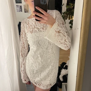 Mini klänning i spetts  - Jättevacker populär klänning som jag hade tänkt att ha som studentklänning men som tyvärr är något kort på mig (175) 