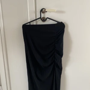 Svart midikjol - Svart midikjol från oblygt i storlek M med slits 