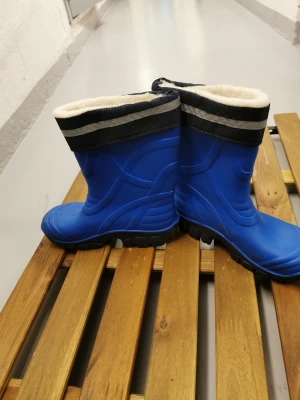 Stövlar  - Helt nya stövlar oanvända, för barn unisex och fodrad