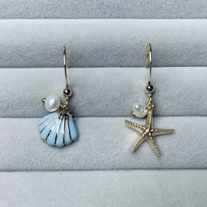 Örhängen  - (15 frakt) ett par helt oanvända örhängen! Köper du fler av örhängena jag lagt ut kan du få rabatt 😁💗