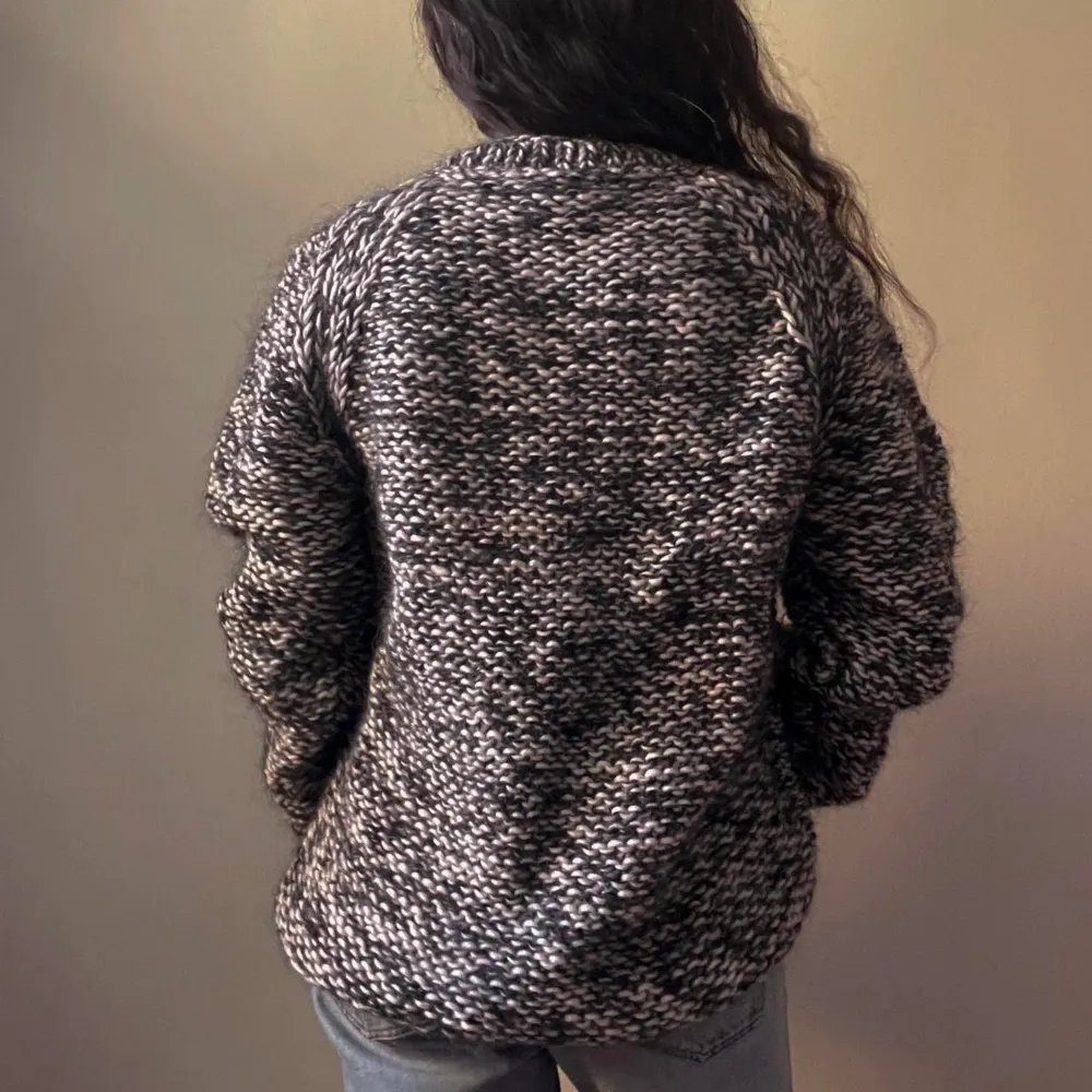 Chunky Dark Grey and Cream Mohair Wool Yarn. V neckline. Handmade in Italy. Excellent Condition. Model is 160cm (5”3) and generally fits XS/S.   65 CM/ 25.6 IN Length 70 CM/ 27.6 IN Sleeve 41 CM/ 16.1 IN Shoulders 96 CM// 37.8 IN Chest & Waist. Stickat.